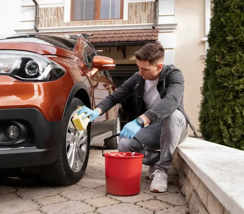 Lavage auto à domicile Treilles : professionnel intervenant sur un véhicule